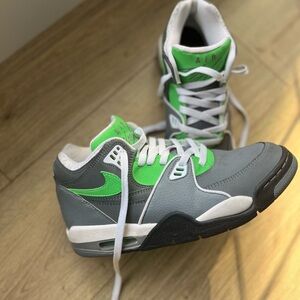 Nike Air Flight 89 sneakers in the "Cool Grey Poison Green" colorway sz9